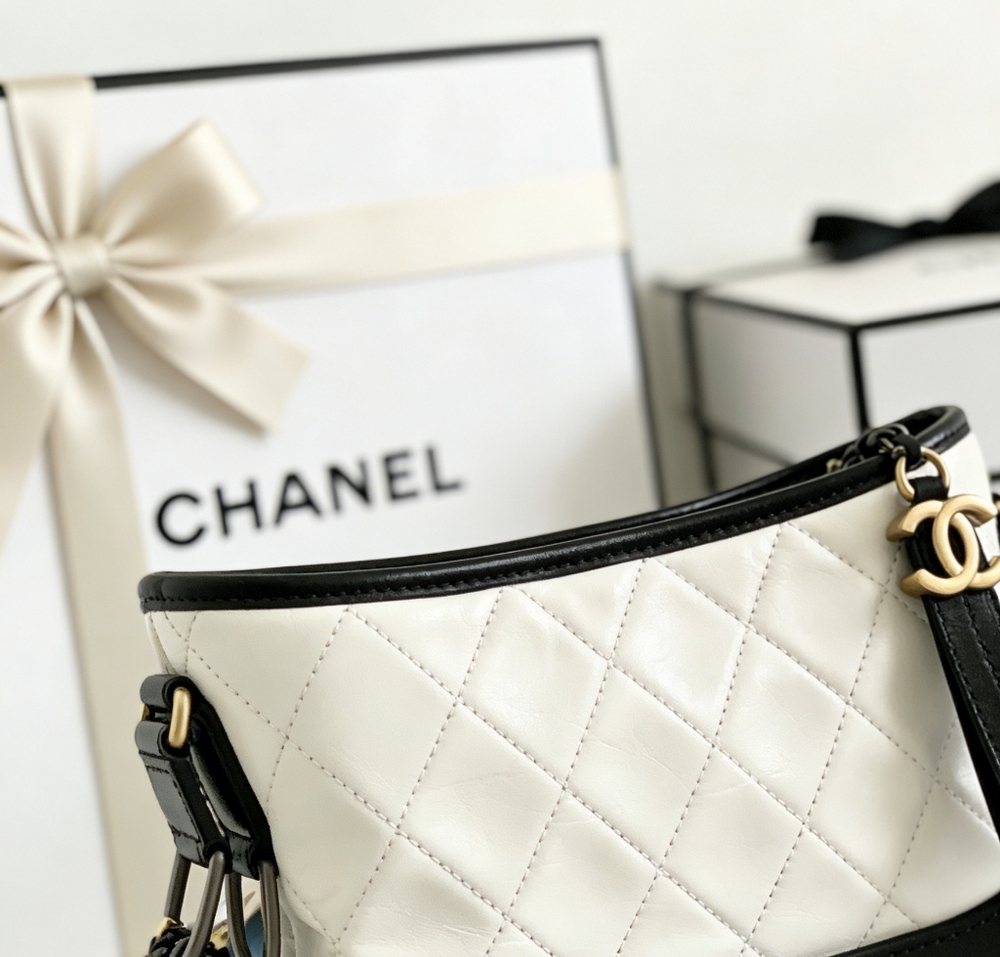 <AUTHENTIC>Chanel Gabrielle Small HoboBag in White - Picture 2 of 6